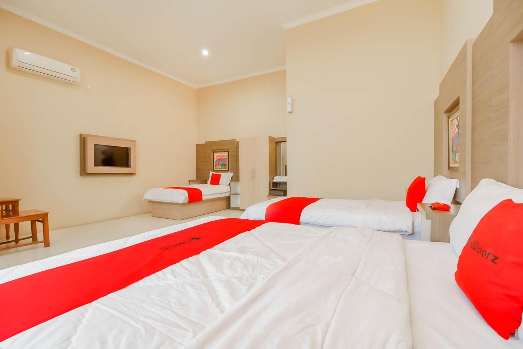 Reddoorz Resort Premium @ Sangkan Hurip Kuningan Buitenkant foto